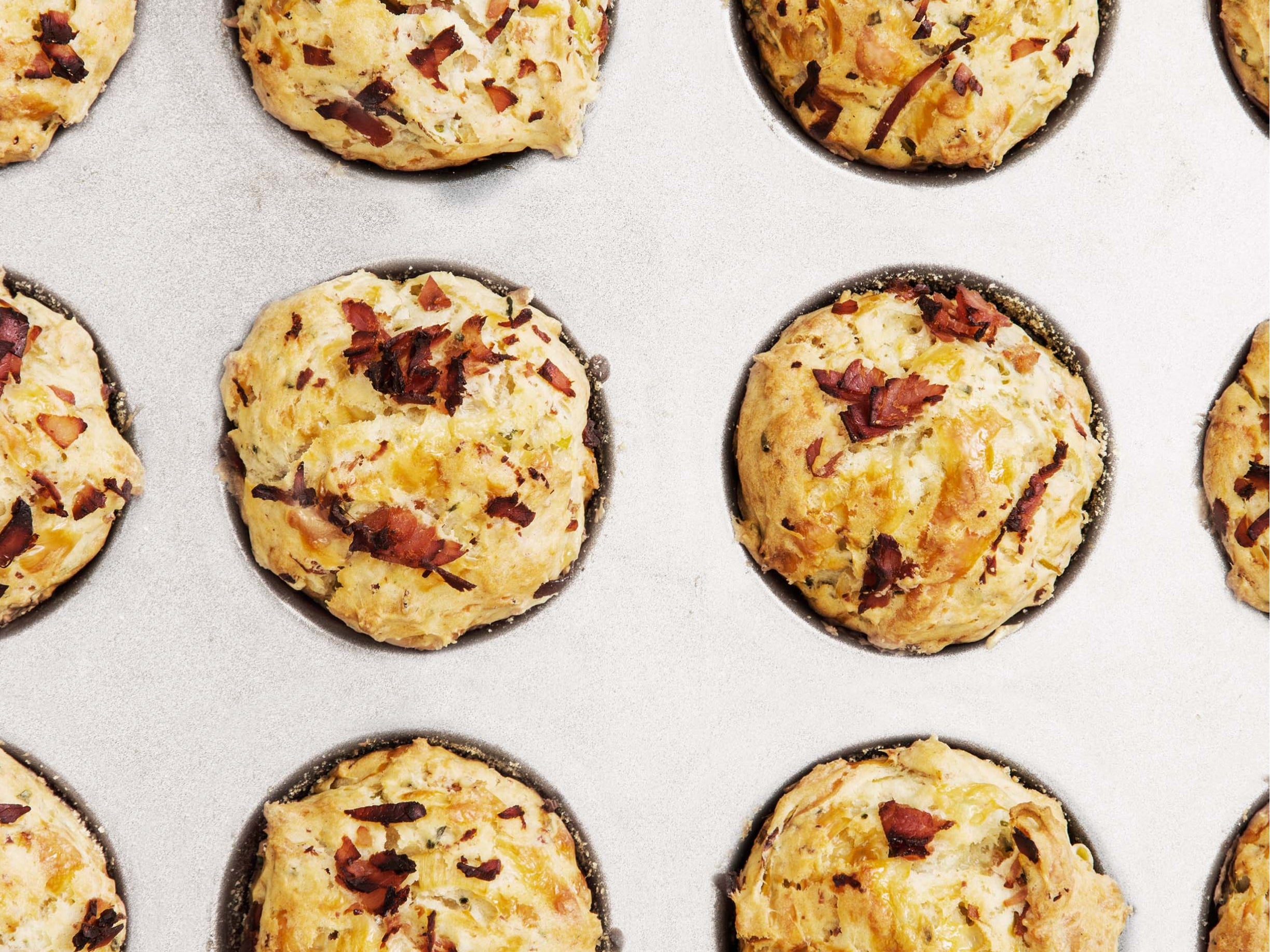Ceramic Muffin Pan - The Essential